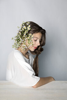 Porträt eines Mädchens mit Blumen - PSTF00231