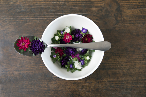 Löffel und Schale mit Blütenköpfen, lizenzfreies Stockfoto