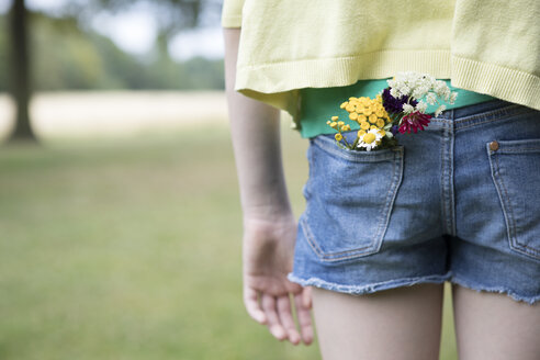 Flowers in pocket of girl's jeans shorts - PSTF00255