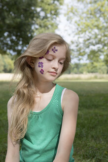 Porträt eines blonden Mädchens mit einer Tätowierung aus gepressten Blumen im Gesicht - PSTF00258