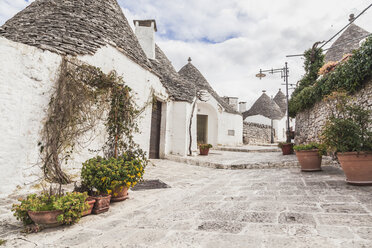 Italy, Apulia, Alberobello, view to alley with typically Trulli - FLMF00048