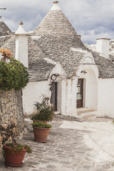 Italien, Apulien, Alberobello, Blick auf Trulli - FLMF00049