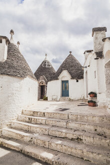 Italien, Apulien, Alberobello, Blick auf Trulli - FLMF00050