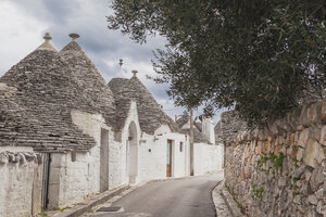 Italy, Apulia, Alberobello, view to alley with typically Trulli - FLMF00051