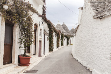 Italien, Apulien, Alberobello, Blick auf die Gasse mit den typischen Trulli - FLMF00052