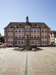 Germany, Rhineland-Palatinate, Neustadt an der Weinstrasse, Market square, town hall - WIF03619