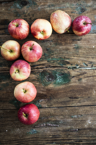 Äpfel für die Zubereitung von Apple Pie auf Holz, lizenzfreies Stockfoto