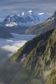 Der Blick auf den Mont Blanc und das Chamonix-Tal vom Emosson-See und -Damm aus. - AURF05640