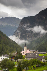 Die rosa Kirche des Bergdorfs Trient in den Schweizer Alpen. - AURF05641