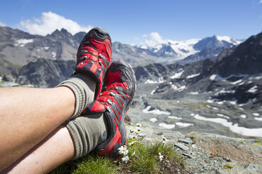 Trailrunning-Schuhe ruhen in den Bergen der Schweiz. - AURF05642