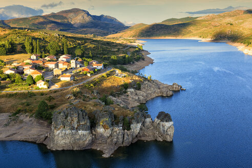 Der Camporredondo-Stausee (Embalse de Camporedondo) und das Dorf Alba de los Carda├▒os, Provinz Palencia, Nordspanien - AURF05653