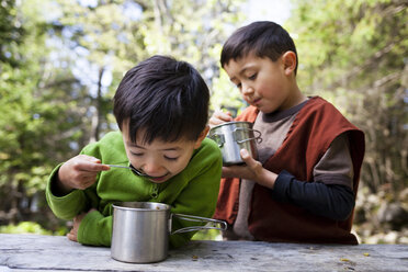 Zwei Jungen essen aus Metallbechern im Bruce Peninsula National Park - AURF05660