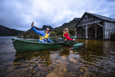 Zwei Frauen paddeln um den berühmten Bootsschuppen auf dem Dove Lake am Cradle Mountain. - AURF05662