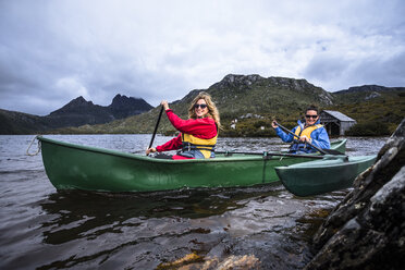 Zwei Frauen paddeln um den berühmten Bootsschuppen auf dem Dove Lake am Cradle Mountain. - AURF05663