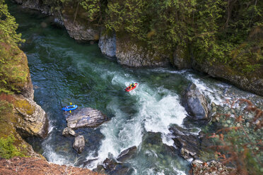 Drei Männer beim Packrafting auf dem Chehalis River, British Columbia, Kanada - AURF05670