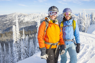 Zwei Skifahrerinnen auf verschneiter Landschaft im Nordwesten Montanas - AURF05675