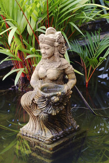 Thailändische Statue einer weiblichen Göttin in einem Gartenteich, Nong Nooch, Thailand - AURF05678