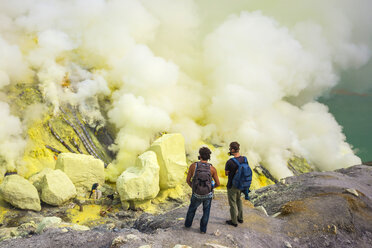 Zwei Männer erforschen Schwefeldioxid-Rauch am Kawah Ijen, Java, Indonesien - AURF05687