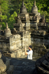 Tourist erkundet Borobudur-Tempel in Yogyakarta, Java, Indonesien - AURF05690