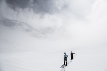 Zwei Bergsteiger auf dem Ruth Glacier beim Navigieren bei schlechten Sichtverhältnissen. - AURF05693