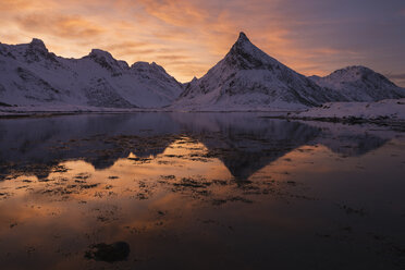 Winterlicher Sonnenaufgang über Volandstind, Flakstad├©y, Lofoten, Norwegen - AURF05702