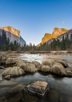 Yosemtie Valley und aufsteigender Mond bei Sonnenuntergang - AURF05794