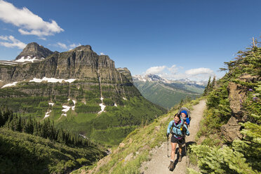 Women and child hiking on the Highline Trail in Glacier National Park, Montana. - AURF05797