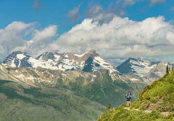 Frauen und Kind wandern auf dem Highline Trail im Glacier National Park, Montana, USA - AURF05798