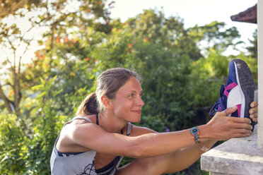 Junge Frau beim Yoga - AURF05817