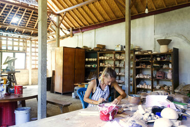 Junge Frau in der Keramikwerkstatt. - AURF05826