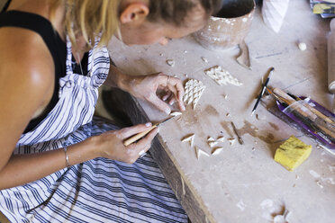 Young woman in ceramic workshop. - AURF05827
