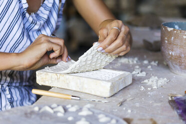 Young woman in ceramic workshop. - AURF05829