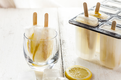 Selbstgemachte Gin-Zitronen-Eislutscher, lizenzfreies Stockfoto