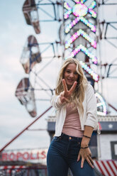 Porträt einer lächelnden jungen Frau auf einer Kirmes - KKAF02013