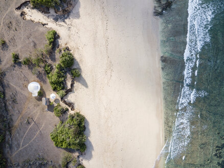 Indonesien, Bali, Luftaufnahme des Nyang Nyang Strandes, Blasen-Zelt-Haus am Strand - KNTF01802