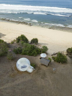 Indonesien, Bali, Luftaufnahme des Nyang Nyang Strandes, Blasen-Zelt-Haus am Strand - KNTF01803
