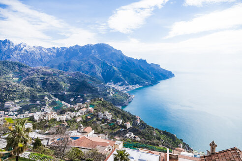 Italien, Kampanien, Amalfiküste, Ravello, Südansicht der Amalfiküste und des Mittelmeers - FLMF00056