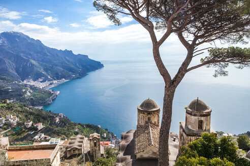 Italien, Kampanien, Amalfiküste, Ravello, Blick auf die Amalfiküste mit der Kirche Santa Maria delle Grazie vor dem Mittelmeer - FLMF00057