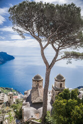 Italien, Kampanien, Amalfiküste, Ravello, Blick auf die Amalfiküste mit der Kirche Santa Maria delle Grazie vor dem Mittelmeer - FLMF00058