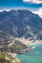 Italien, Kampanien, Amalfiküste, Ravello, Blick auf die Amalfiküste und das Mittelmeer - FLMF00059
