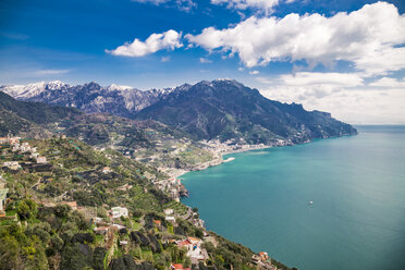 Italien, Kampanien, Amalfiküste, Ravello, Blick auf die Amalfiküste und das Mittelmeer - FLMF00060