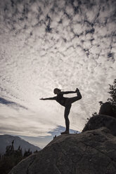 Eine Frau praktiziert Yoga auf einer Klippe im Sequoia National Park, Kalifornien. - AURF05852