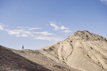 Ein Wanderer steigt auf dem Desolation Canyon Trail im Death Valley National Park, Kalifornien, einen Gipfel hinab. - AURF05853