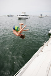Ein Mann springt in das Wasser des Great Salt Pond in New Harbor of Block Island - AURF05864