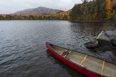 Ein Kanu am Ufer des Greenough Pond in Wentworths Location, New Hampshire, Fall, Northern Forest. - AURF05904