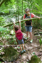 Aktive Familie beim gemeinsamen Wandern im Wald - AURF05914
