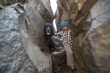 Ein Junge und ein Hund erforschen die Basaltsäulen von Frenchman's Coulee im östlichen Washington - AURF05923