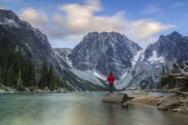 Ein Mann steht und beobachtet am Dragontail Peak, Colchuck Lake - AURF05924