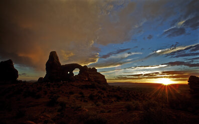 Ein entfernter Sonnenaufgang im Arches National Park - AURF05925