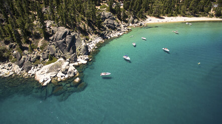 Luftaufnahme von Booten in der Nähe des Ufers des Lake Tahoe, Kalifornien, USA - AURF05937